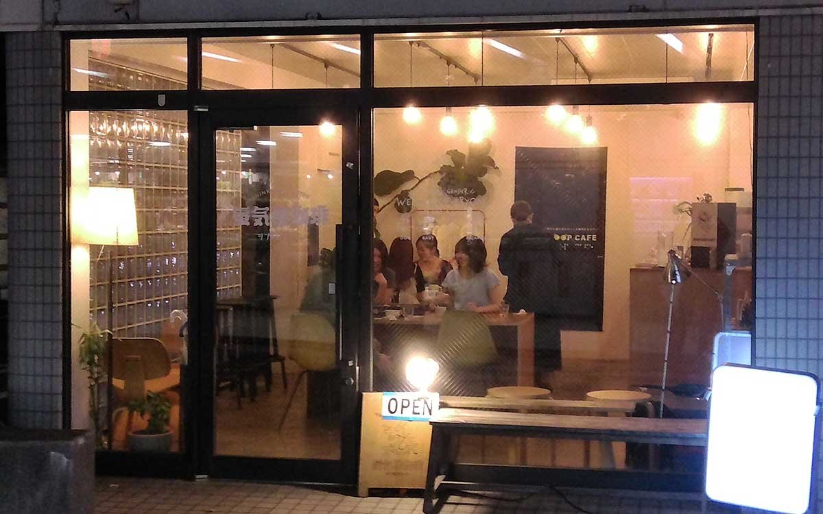 「MOONLOOP CAFE」の外観。夕暮れ時に明かりがともる