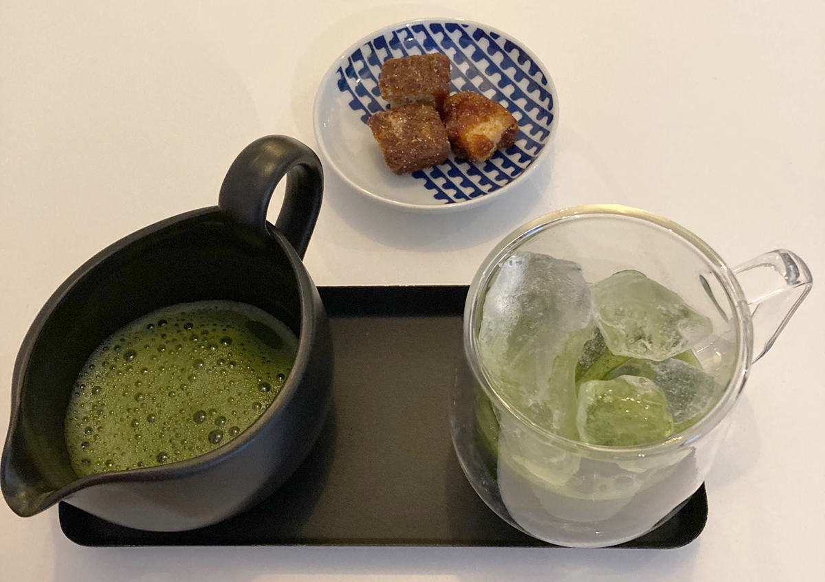 ふんわり優しい風味の「そのぎ抹茶（冷）」「藤ノ木ラスク」と（750円）