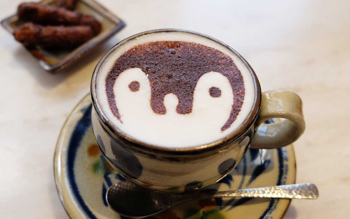 かわいらしさ全開のペンギンラテ。「ペンギンカフェ・オーケストラ」（※）からとった店名とベストマッチ