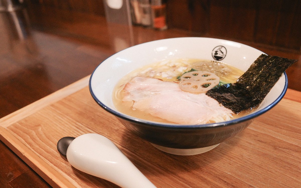 大判のチャーシューと、レンコンのトッピングが花を添える