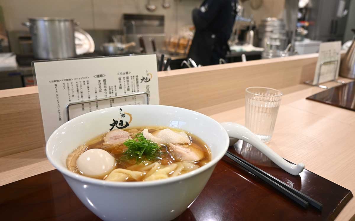 カウンター席から厨房と調理風景がよく見える