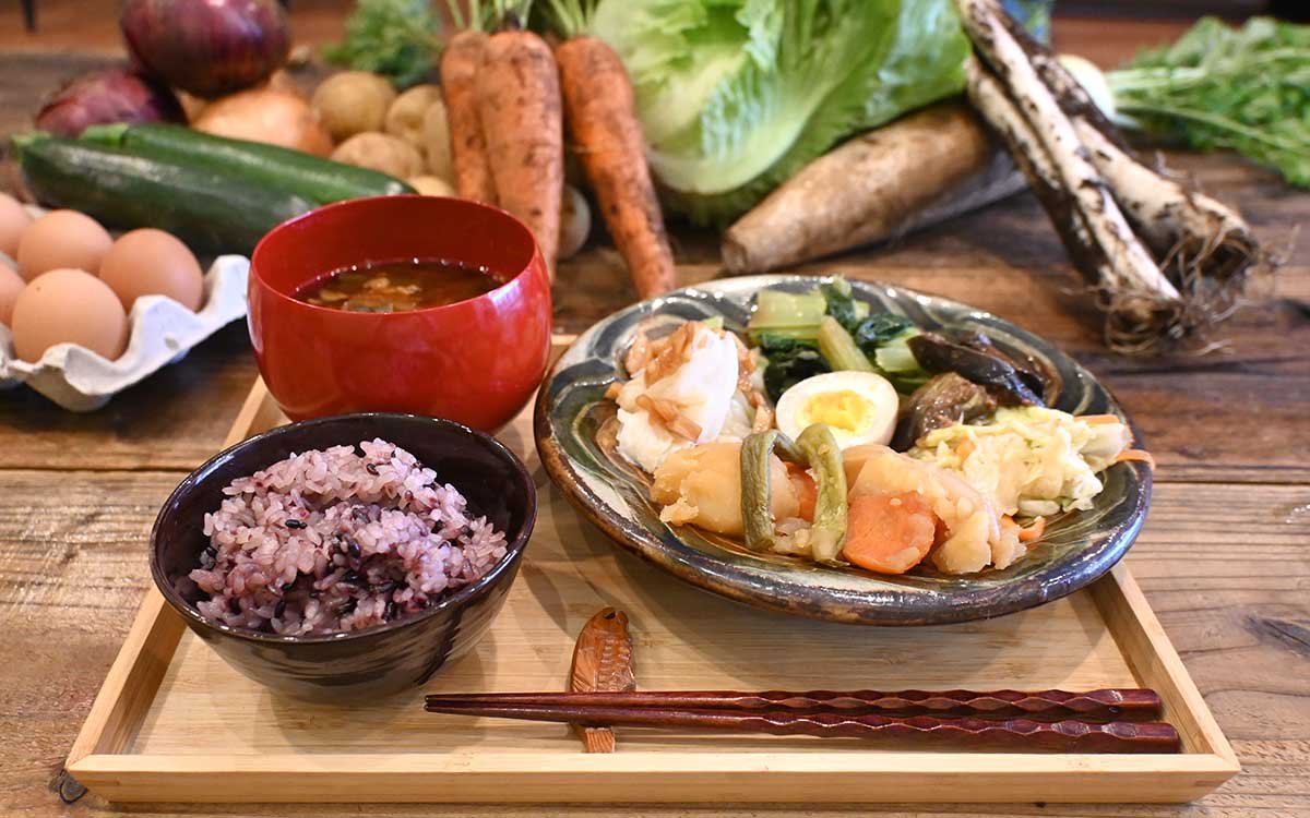 「農民定食」。シンプルな野菜のおかずが引き立つように、皿や椀も厳選している