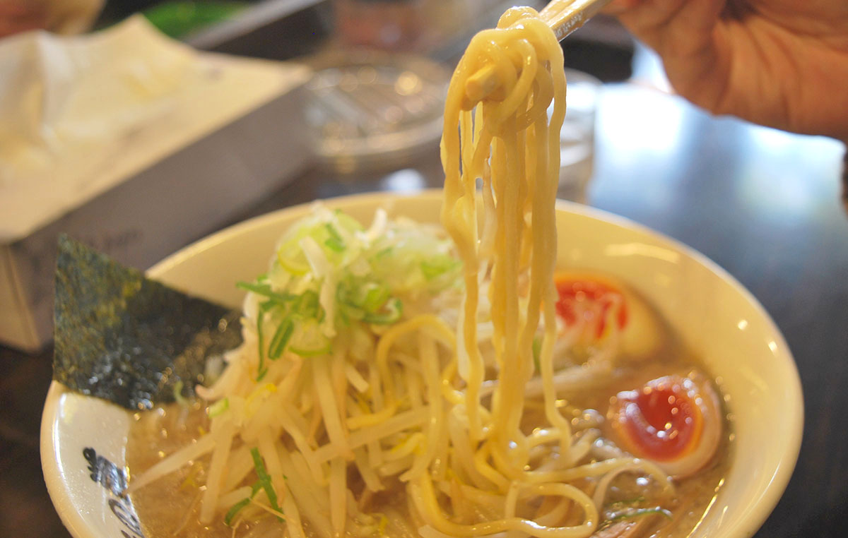 厳選された中太の麺はどのスープにも合う。ランチは半ライス付き