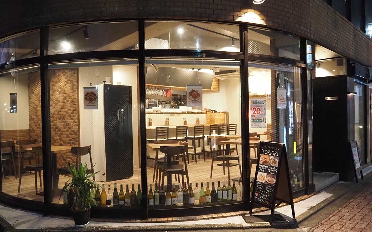 広々とした店内で、料理とワインをゆっくり味わえる(写真提供:ビストロTOKIORI)