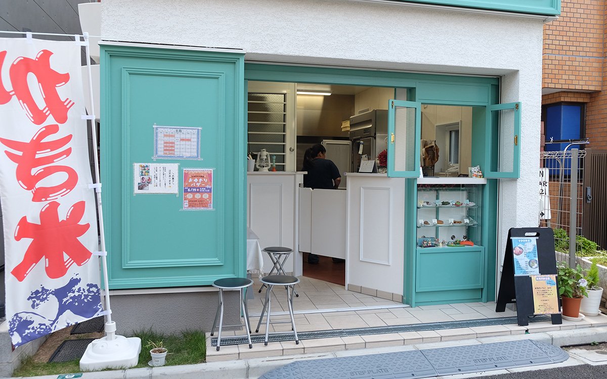 ミントグリーンが目を引く、かわいらしい外観