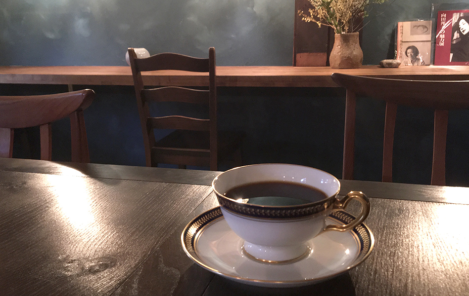 店主の宮澤さんがセレクトする音楽を聴きながら、「大倉陶園」（※１）のカップでコーヒーの味を楽しむ