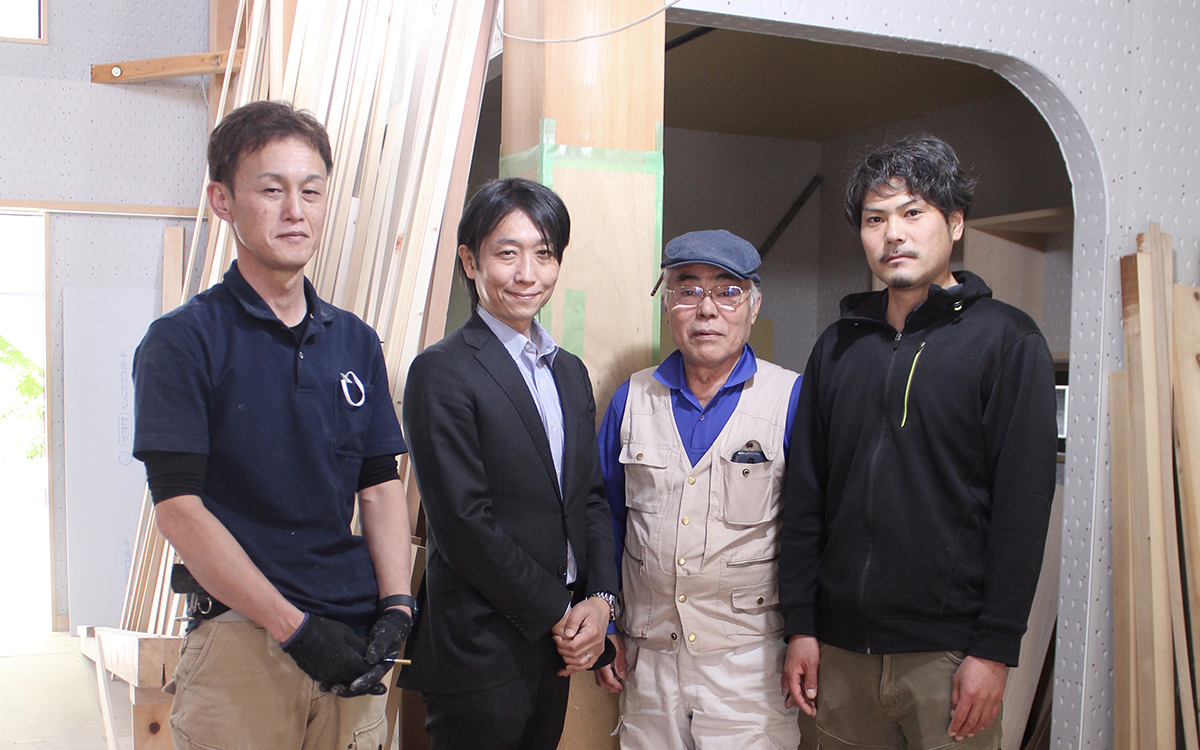 建設中の「桜匠館」で。左から目黒棟梁（とうりょう）、神﨑社長、本村棟梁と２代目・登志也さん