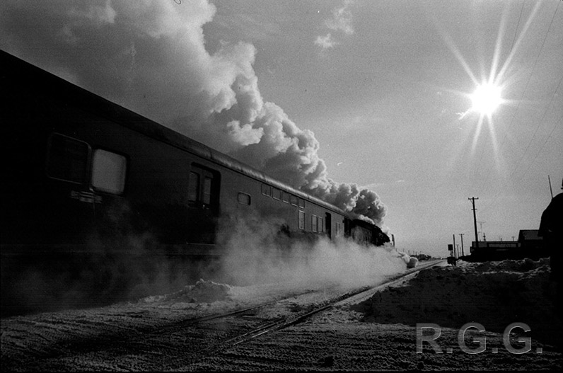 函館本線（長万部駅）を発車する蒸気機関車C62急行「ニセコ」。1971（昭和46）年１月26日、荒川好夫さん撮影（写真提供：RGG）