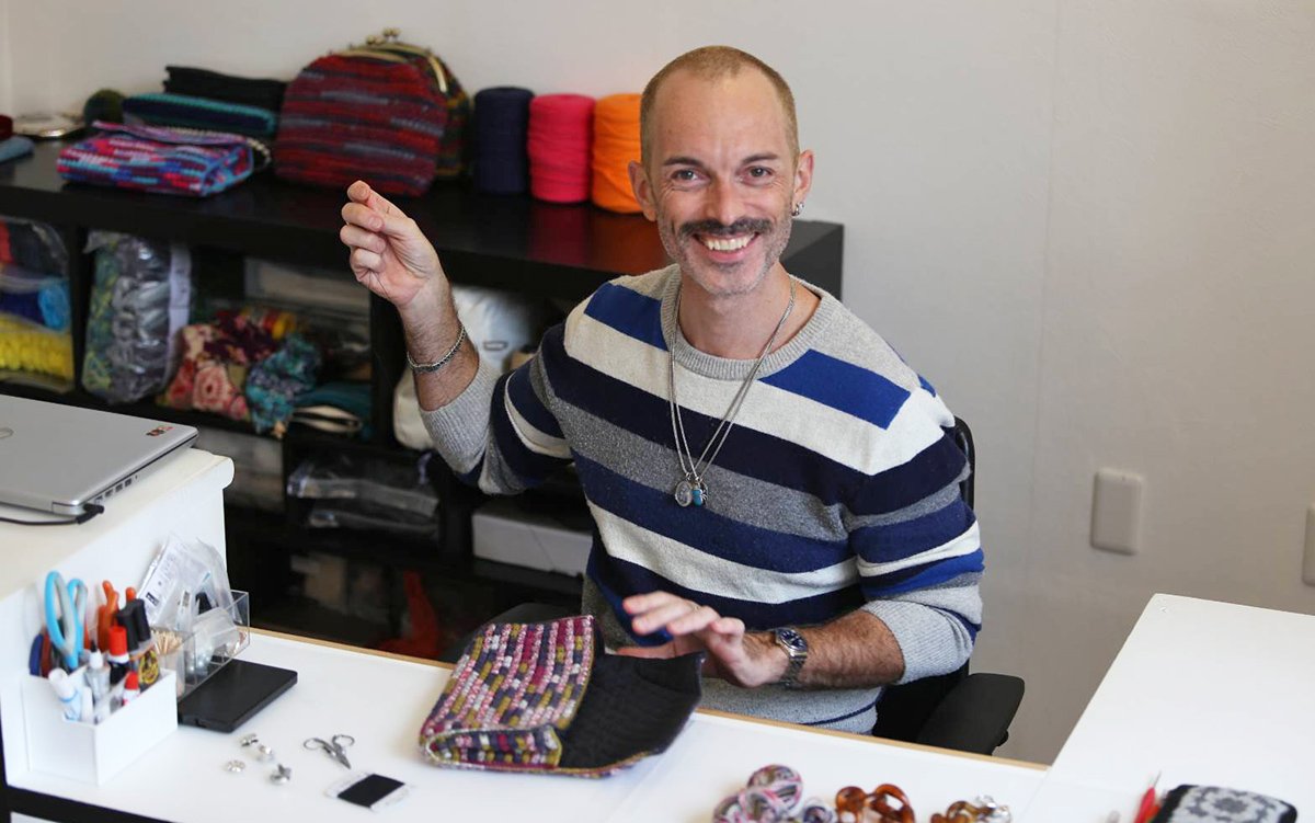 「好き」が仕事に。時間があれば、いつでも手を動かし創作を楽しむ（写真提供：アーメルさん）