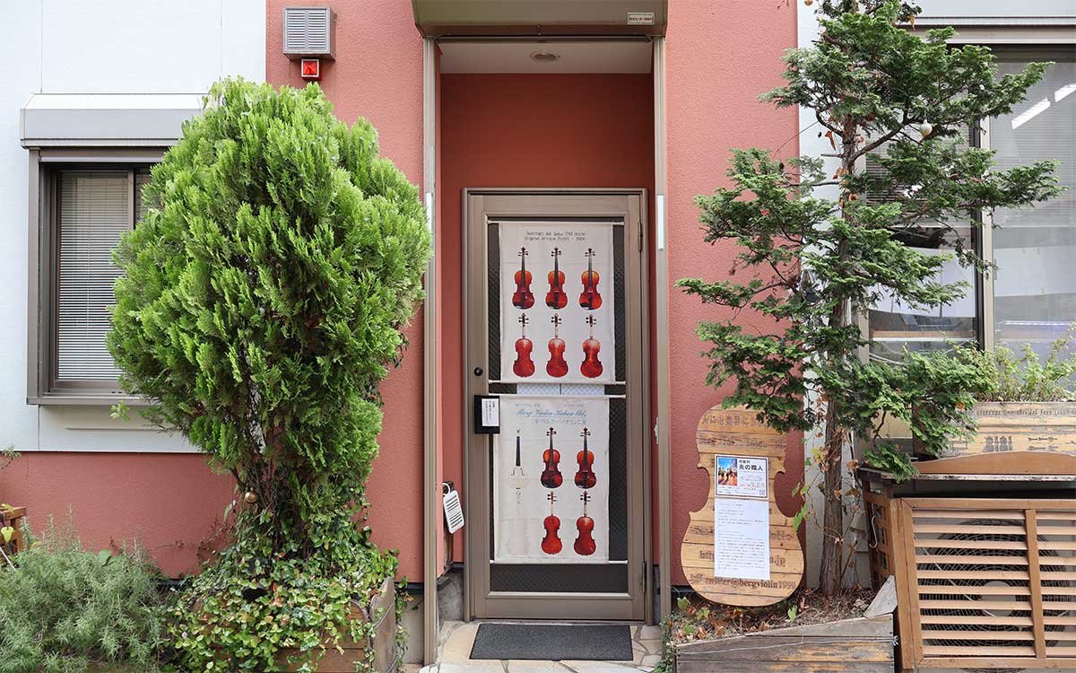 「ベルク・バイオリン工房」。訪ねると桂さんが笑顔で迎えてくれる