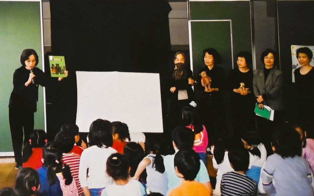 2002（平成14）年、児童館でのおはなし会「３びきのくま」。一番左が西内（写真提供：山口桂子さん）