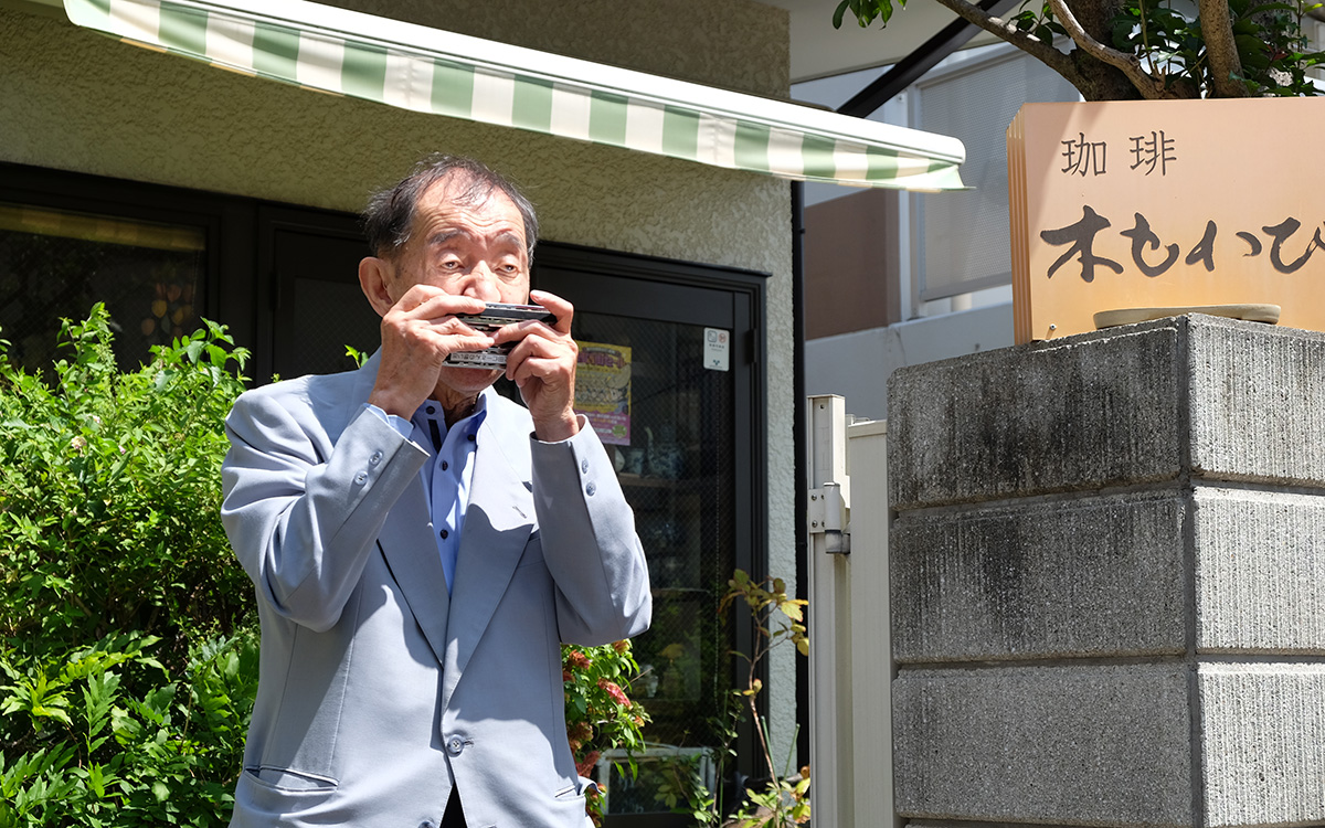 複数のハーモニカを使って、どこでも心地よく奏でる