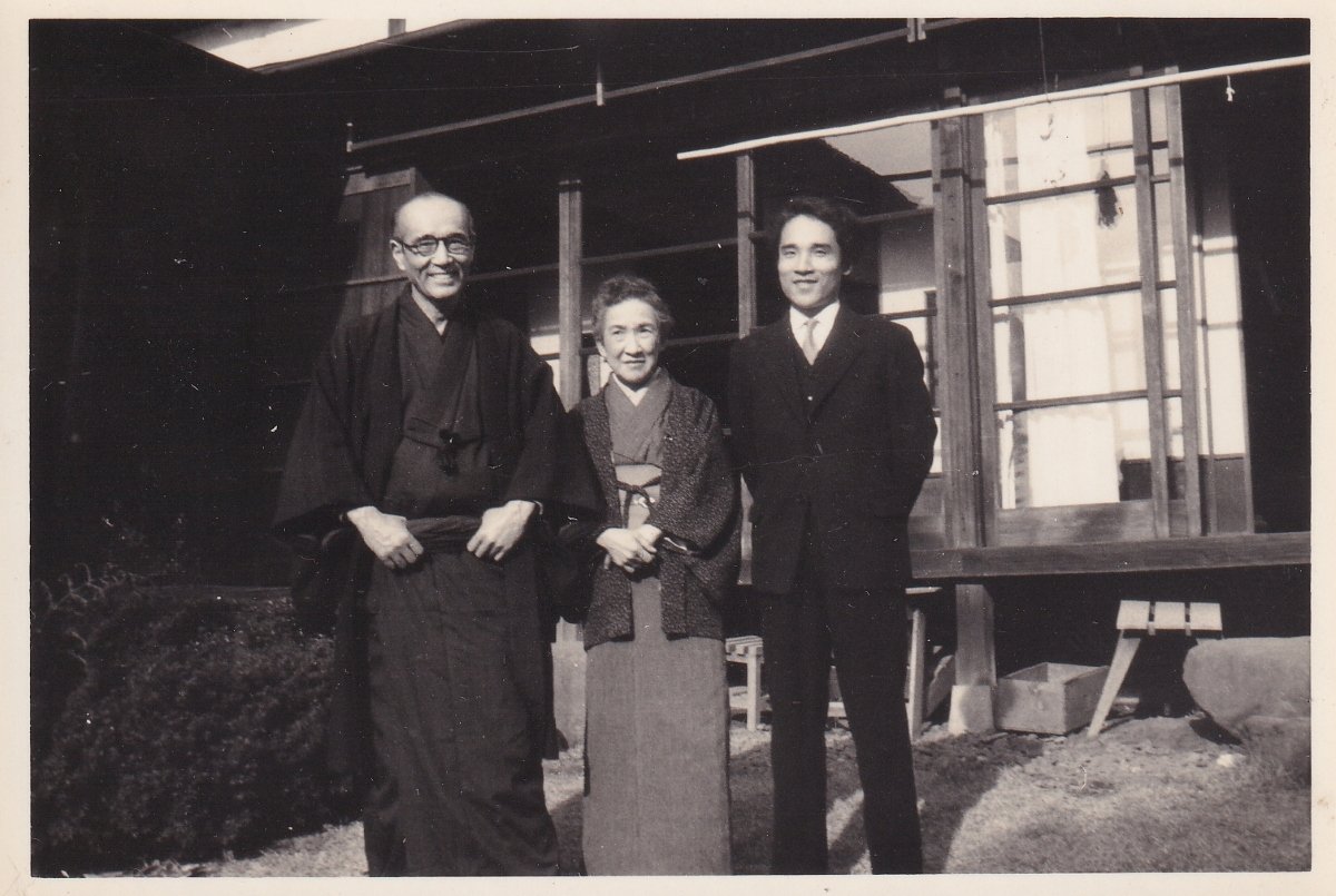 1956(昭和31)年、成田東にある自宅の庭で。左から谷川徹三、多喜子、俊太郎(写真提供:谷川俊太郎事務所)