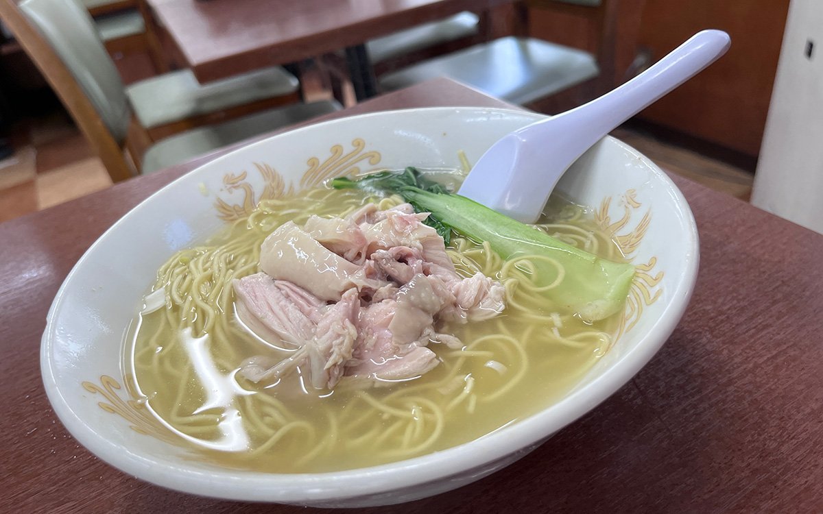 とり塩そば。あっさりした細麺にジューシーな鶏肉とシャキシャキした歯ごたえの残る青菜のトッピング