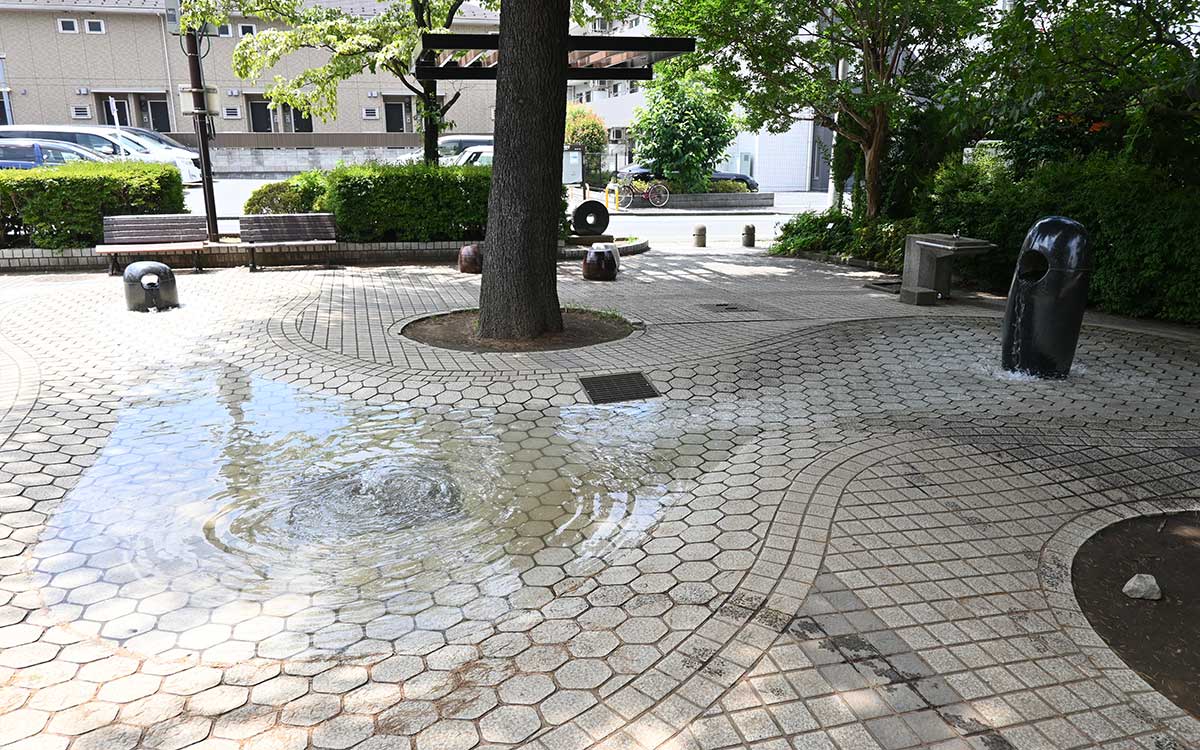 じゃぶじゃぶ池。浅いところは水たまりくらいの水位