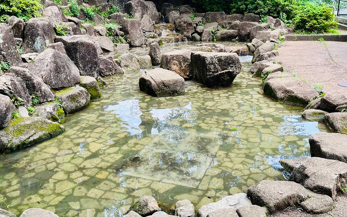 上流から流れてくる水の音が、自然の中にいるような心地よさを感じさせる