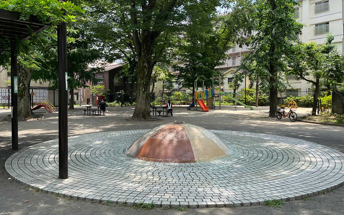 広めの公園で木陰もあり、日中は利用者が多い