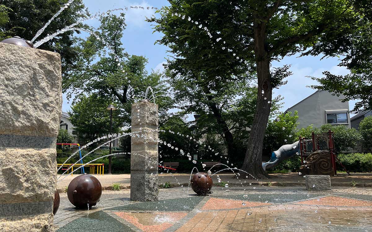 桃井公園のじゃぶじゃぶ池。不思議な玉から水が噴出！