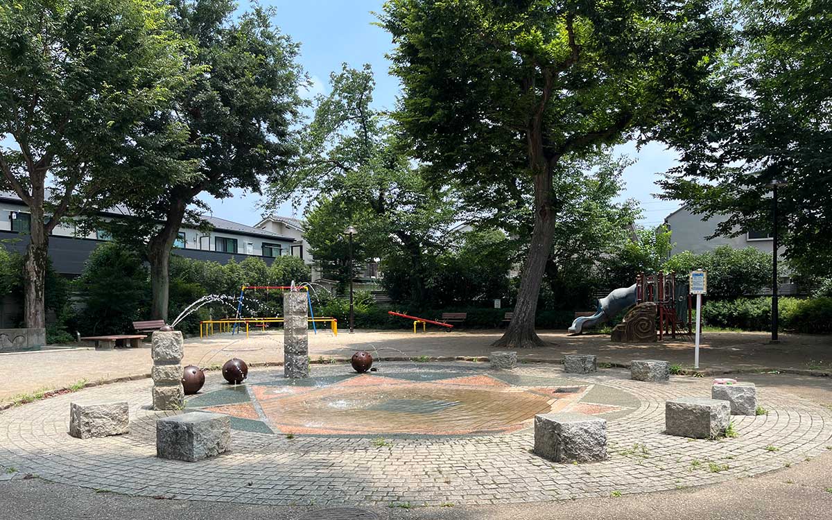 公園の中心にじゃぶじゃぶ池と噴水がある