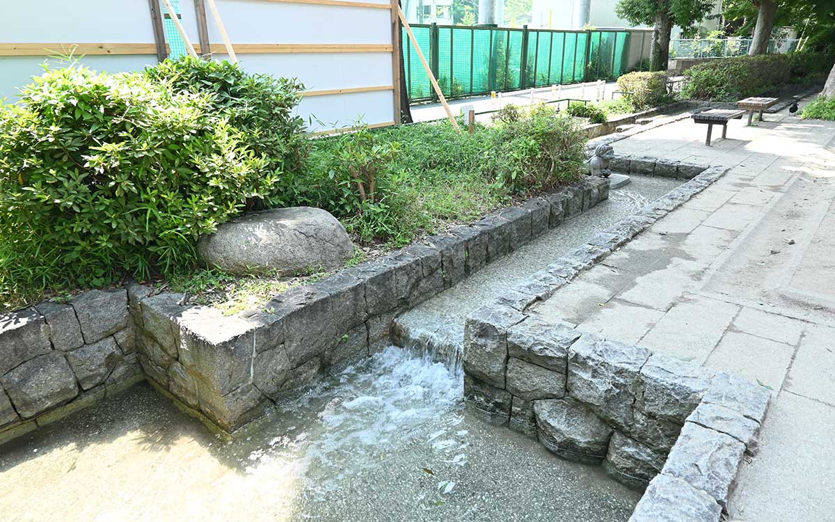 流れが四角いじゃぶじゃぶ池に続いている