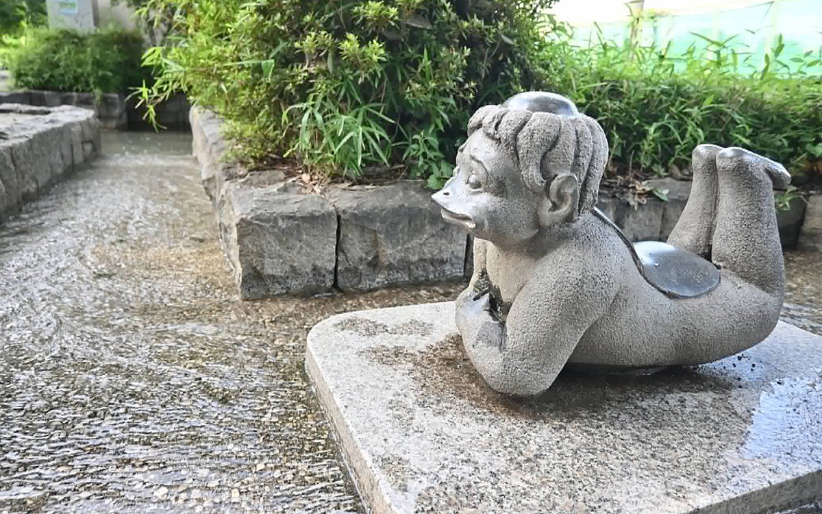 流れの中にあるかっぱの像は、成田かっぱ公園の人気者
