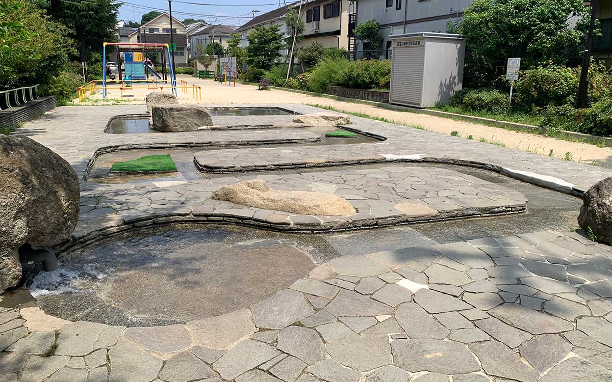 ユニークな模様を描く流れ。芝生で覆われた足場もある