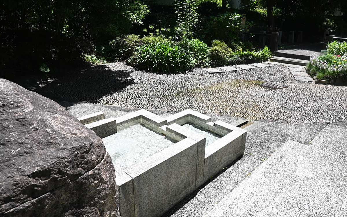 一定時間しか水が出ないので、池に入って遊ぶより見て涼む場所といえそうだ