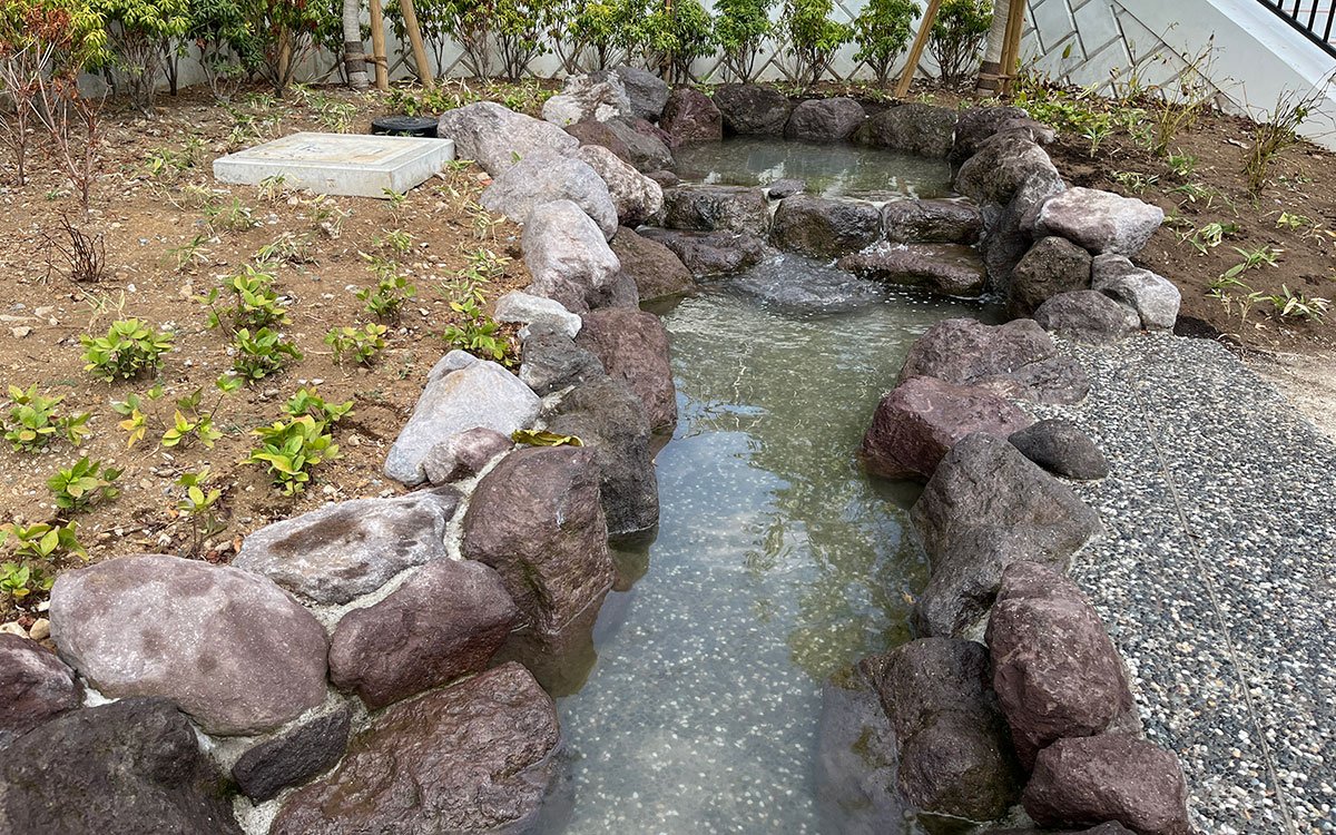 水の湧き出し口。小さな川の流れを模している