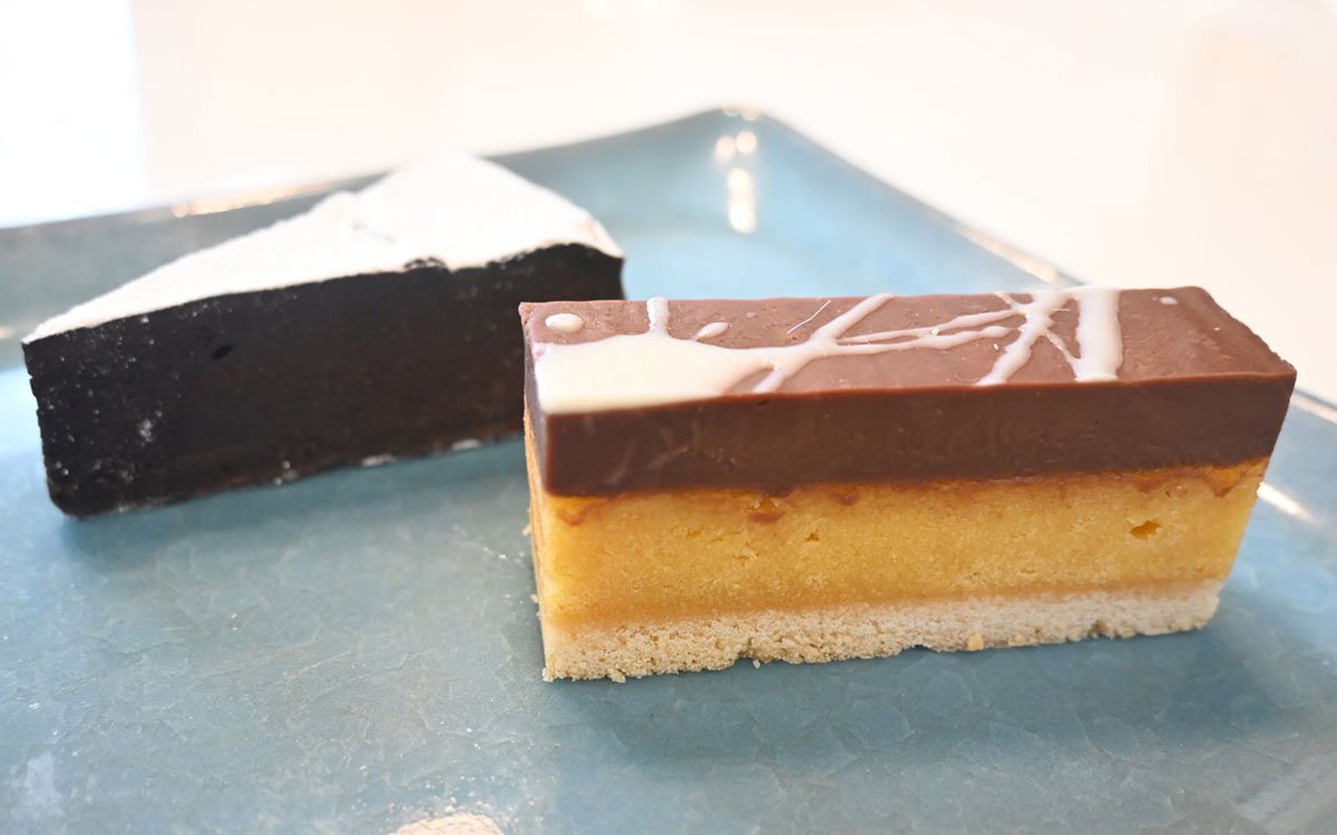 「ル・ジャポネ」（手前）と「ガトー・ショコラ」（奥）