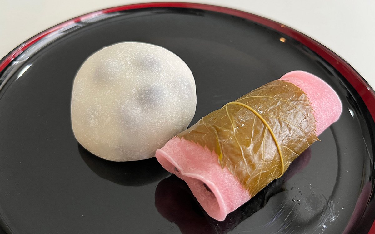 塩豆大福（左）、桜餅（右）
