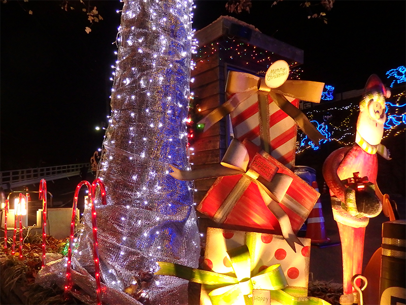 久我山ピカピカ祭り 時節柄、クリスマスの装飾も見られる