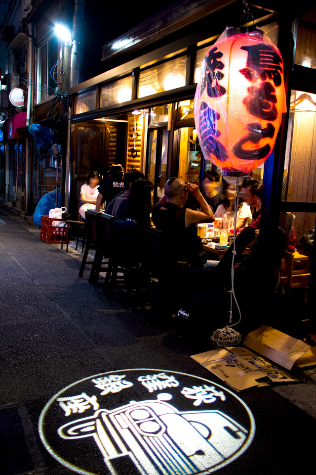 駅周辺の商店街には昭和風情漂う飲食店も多い
